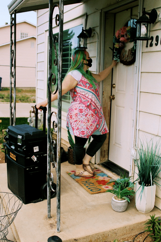 Sanna Styles Mobile and Traveling Nail Salon traveling to a clients home awaiting at their door
